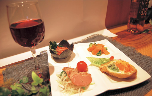 特製おばんざいとぶどう酒のコラボレーション